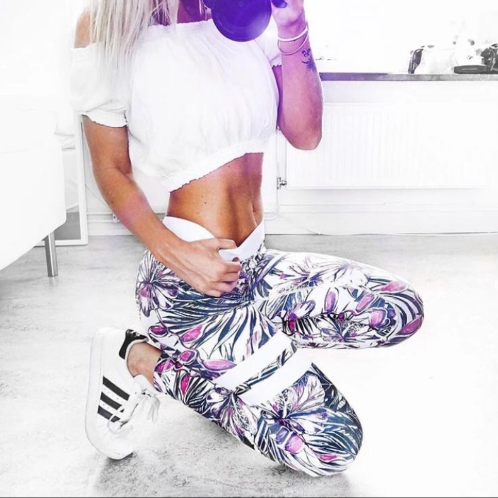 🎉HP🎉 📍LAST 1📍Floral & Leaf Printed  Leggings - Picture 3 of 7